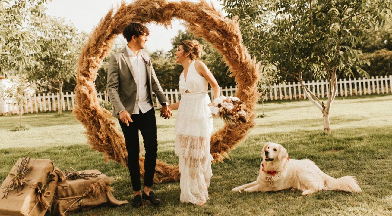 Abdullah Kocabatmaz Photography platosunda kuru ot çemberin önünde el ele çift ve çimde yatan köpek