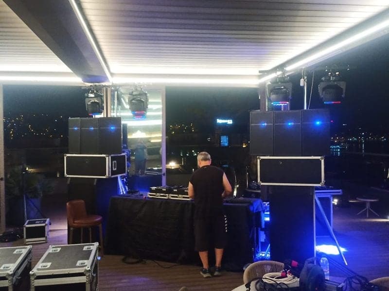 Kapalı terasta LED tavan altında DJ masası ve iki yanında hoparlör kuleleri