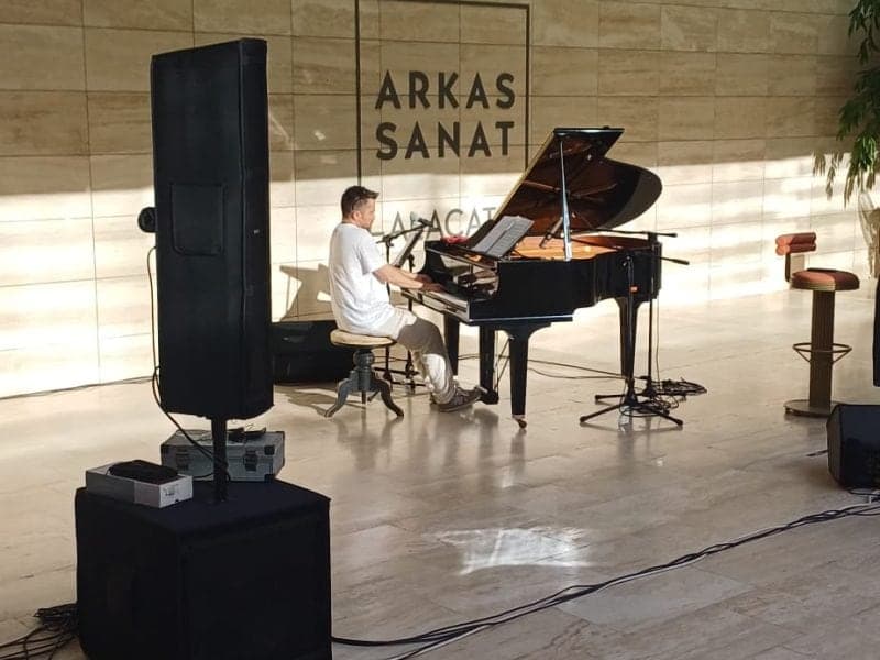Arkas Sanat Alaçatı'da kuyruklu piyanonun yanına kurulmuş dikey hoparlör