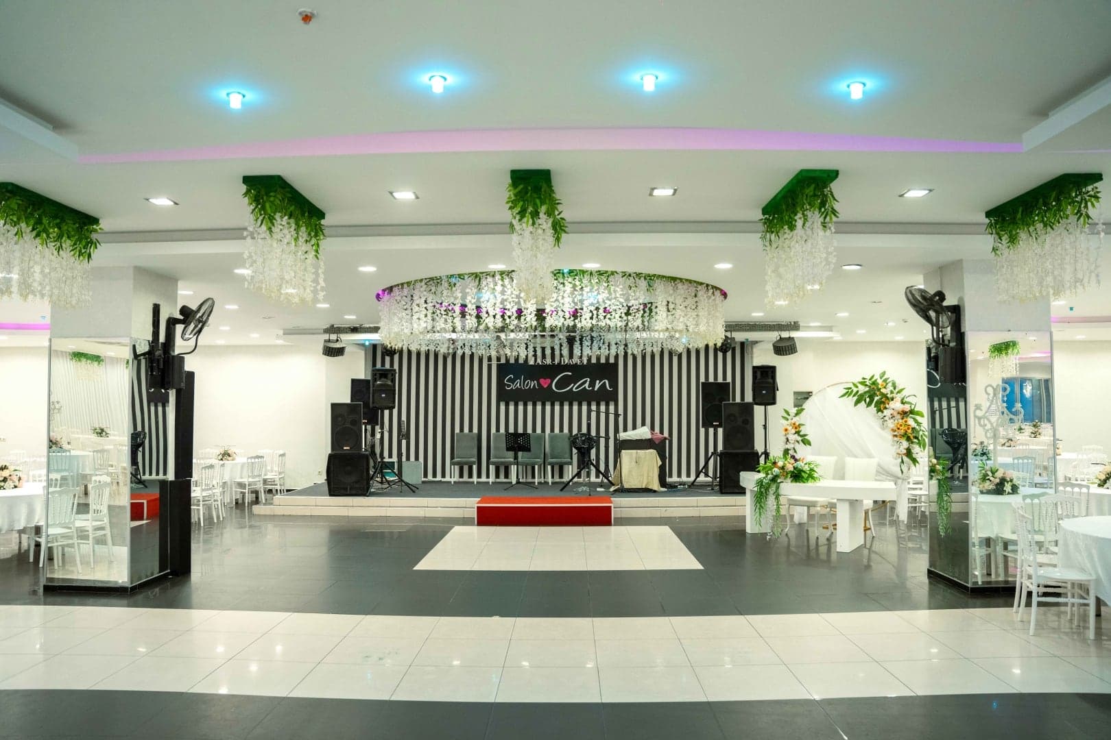 Salon Can sahnesi, ışıklı tavan ve sarkan çiçek süsleriyle dans pisti