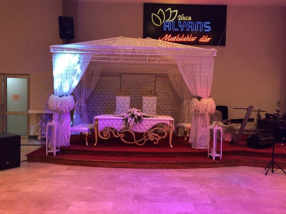 Sahnede tül çardak altında hazırlanmış gelin ve damat masası