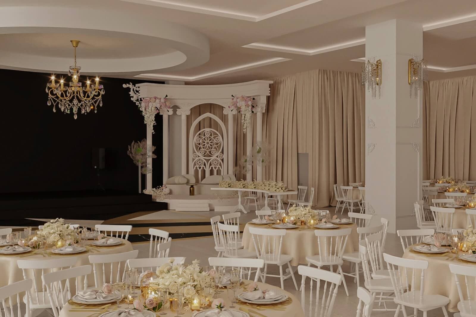 Sütunlu beyaz nikah köşesi, altın renkli avize ve krem örtülü yuvarlak masalarla hazırlanmış salon