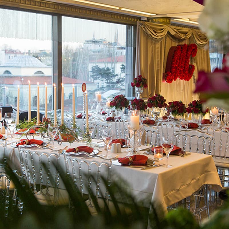 Tarihi yarımadada bulunan Yaşmak Sultan Hotel teras restoranı Olive Anatolian’da, Galata Kulesi, İstanbul Boğazı ve Topkapı Sarayı manzarası eşliğinde düğün, nişan ve kutlama organizasyonlarına ev sahipliği yapıyor.