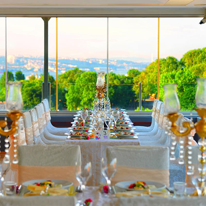 Tarihi yarımadada bulunan Yaşmak Sultan Hotel teras restoranı Olive Anatolian’da, Galata Kulesi, İstanbul Boğazı ve Topkapı Sarayı manzarası eşliğinde düğün, nişan ve kutlama organizasyonlarına ev sahipliği yapıyor.