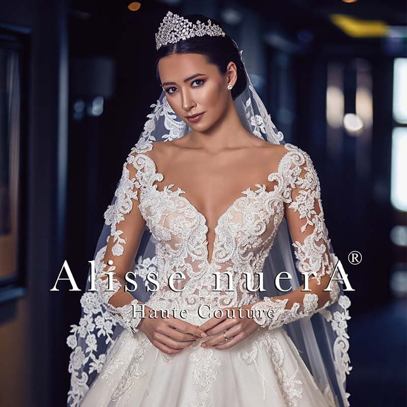 Marka olma yolculuğuna 1981 yılında çıkan, Alisse nuerA Haute Couture gelin adaylarının hayallerindeki gelinliği, profesyonel tasarım ekibi ile birlikte, vücut tiplerine uygun olarak, kaliteli kumaşlarla ve özenli işçilikle hazırlamaktadır.
