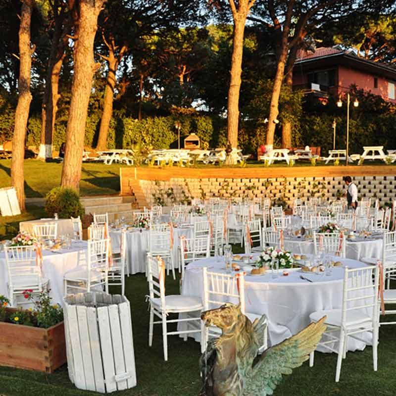 Secret Garden İstanbul Yeniköy’de yeşillikler içinde açık ve kapalı alanı bulunan ve birçok organizasyona ev sahipliği yapan, müşteri memnuniyeti odaklı bir mekan olarak hizmet vermektedir.