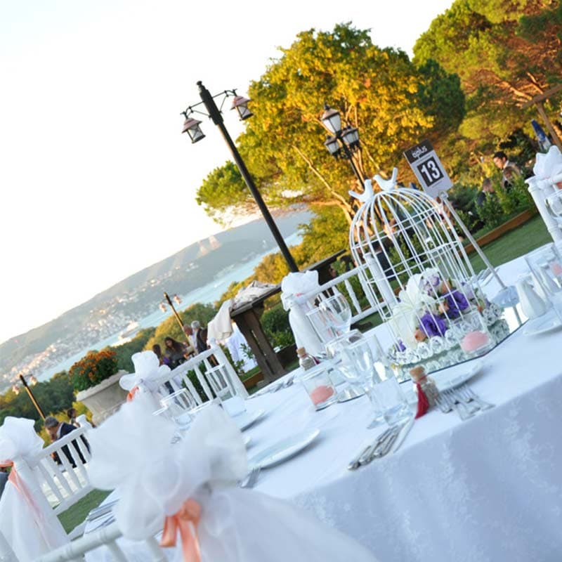 Secret Garden İstanbul Yeniköy’de yeşillikler içinde açık ve kapalı alanı bulunan ve birçok organizasyona ev sahipliği yapan, müşteri memnuniyeti odaklı bir mekan olarak hizmet vermektedir.