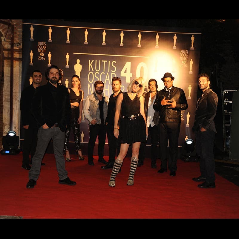 DK müzik & sahne hizmetleri, orkestra, sanatçı, dj, ses, ışık, show grupları, sahne, podyum ve led ekran uygulamaları hizmetlerini vermektedir.