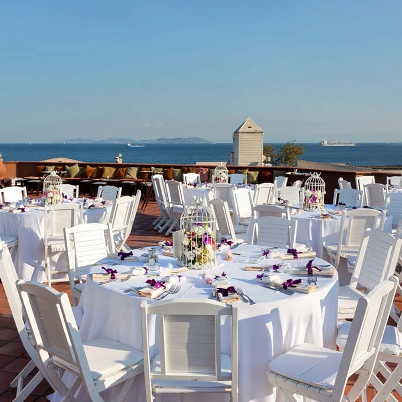 Eski İstanbul düğünlerinin o görkemli ve aynı zamanda da huzur veren yanını çağdaş yorumlarla bir araya getiren Armada Hotel, enfes manzarası ile her mevsim düğün, nişan, kına ve nikah törenlerinize ev sahipliği yapıyor.