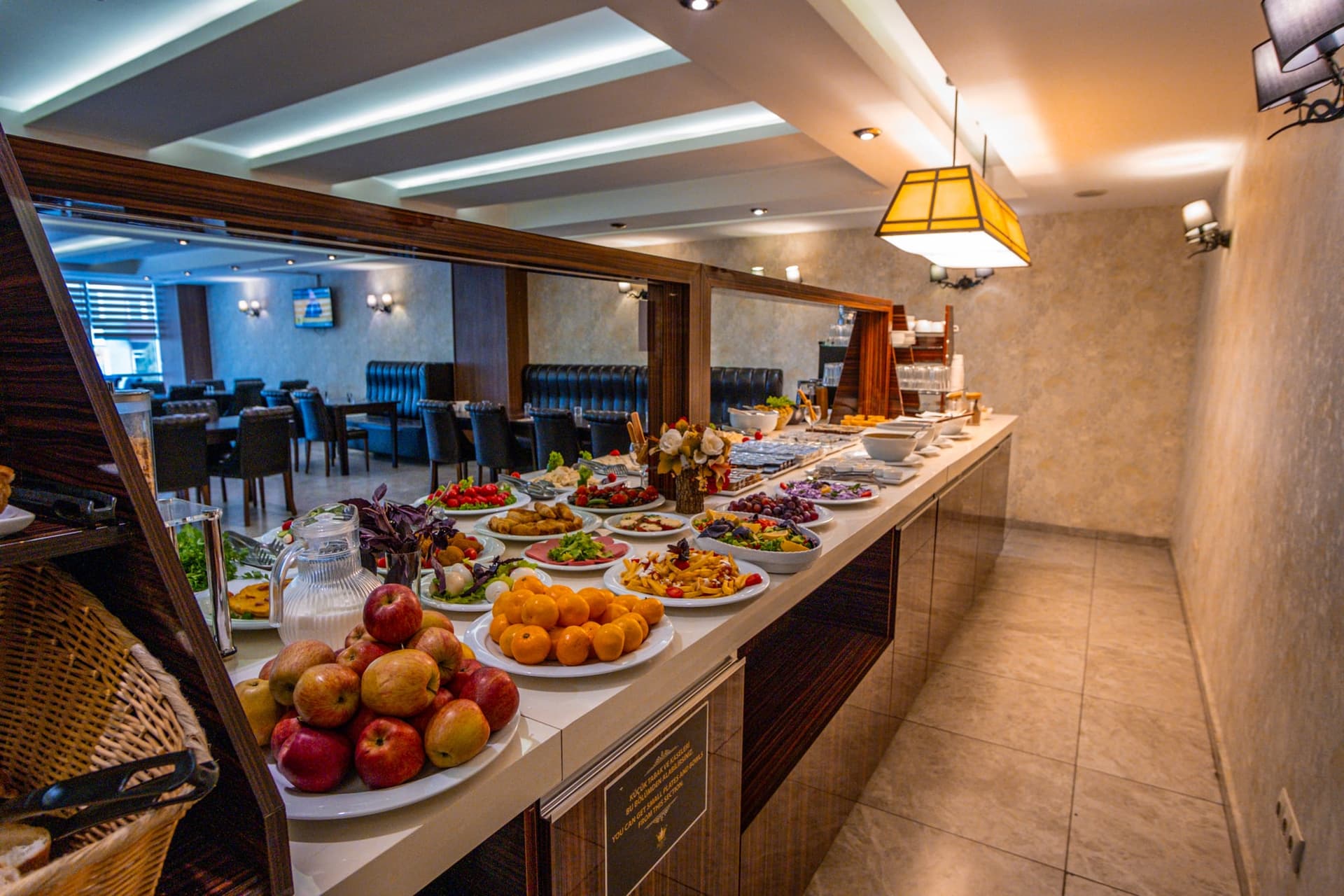 Meyve ve meze tabaklarıyla dizili uzun kahvaltı büfesi
