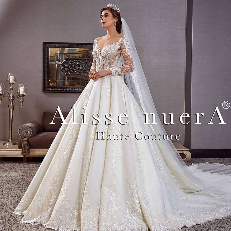 Marka olma yolculuğuna 1981 yılında çıkan, Alisse nuerA Haute Couture gelin adaylarının hayallerindeki gelinliği, profesyonel tasarım ekibi ile birlikte, vücut tiplerine uygun olarak, kaliteli kumaşlarla ve özenli işçilikle hazırlamaktadır.
