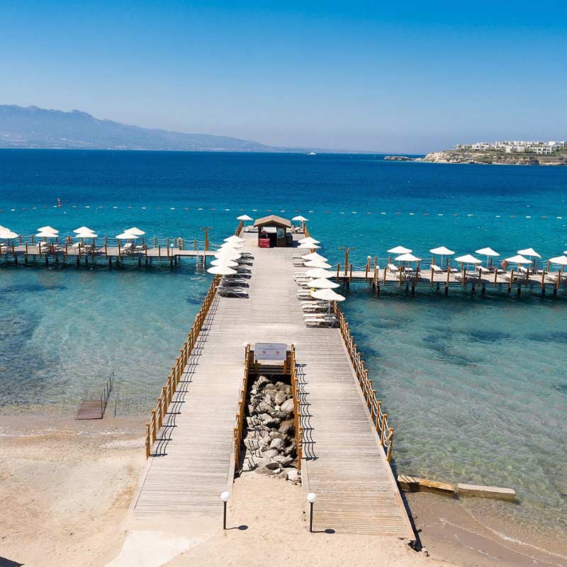 Türkiye’nin doğa harikası bölgesi Bodrum Akyarlar’da denize sıfır konumdaki Kefaluka Resort, Ege’nin eşsiz maviliğini kucaklıyor.